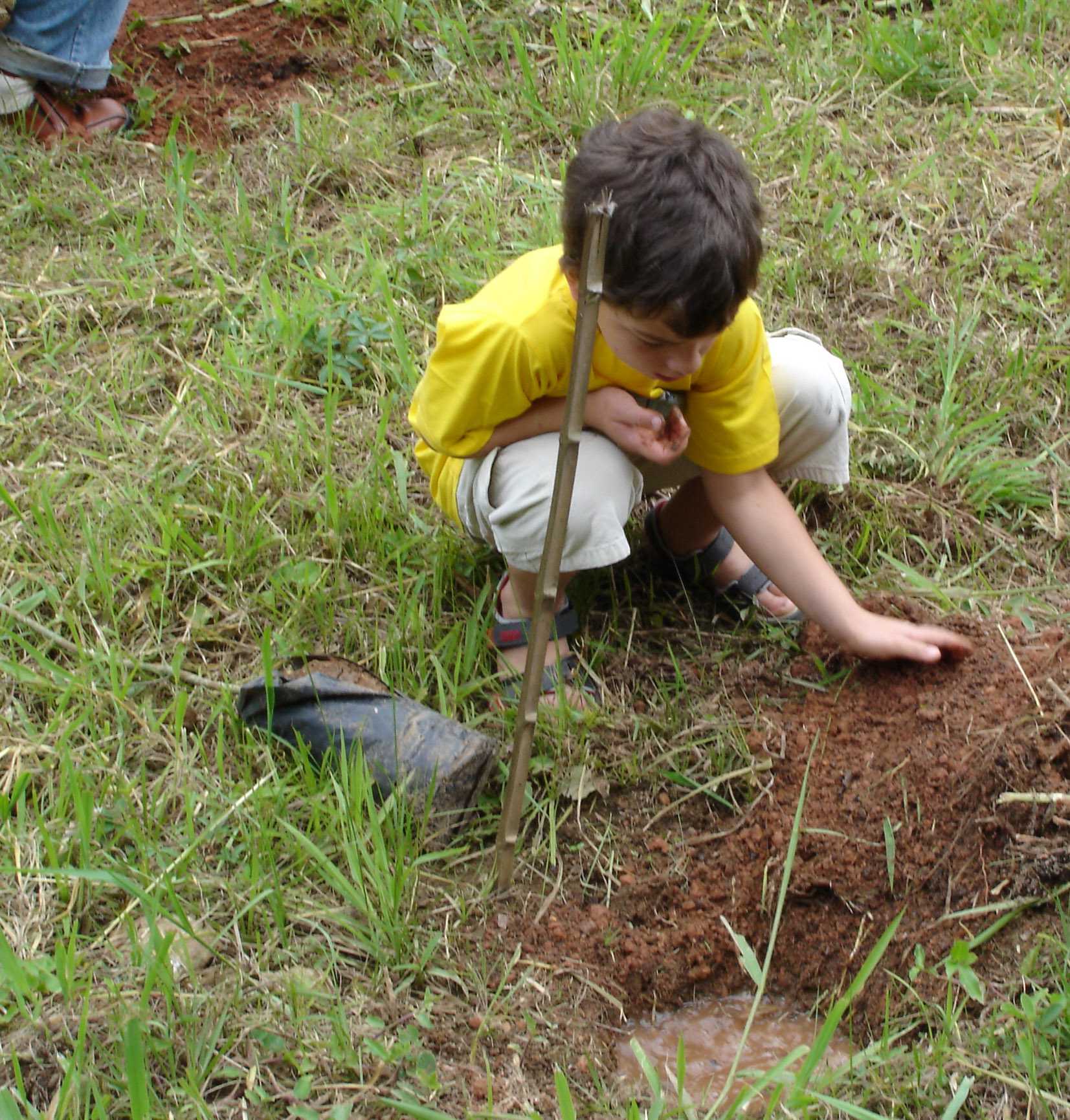 KIds Planting 08.jpg